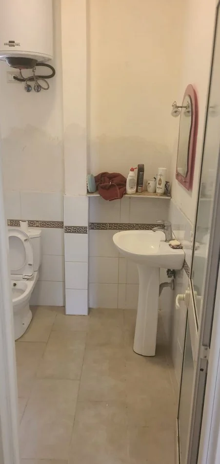 Tirane, jepet me qera apartament 1+1 Kati 2, 50 m² 270 € (rruga petro nini luarasi)