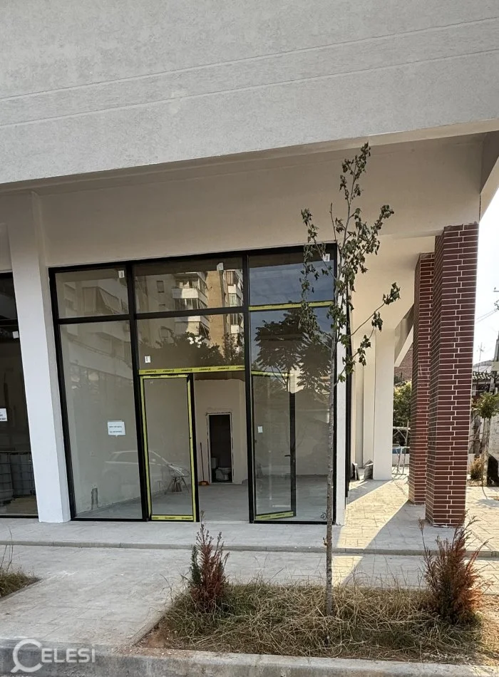 Tirane, jepet me qera ambjent biznesi Kati 0, 51 m² 800 € 