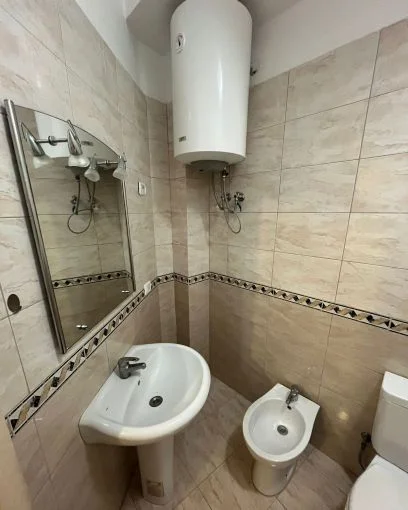 Tirane, jepet me qera apartament 1+1 Kati 2, 70 m² 480 € (Rruga Peti, Liqeni Artificial)