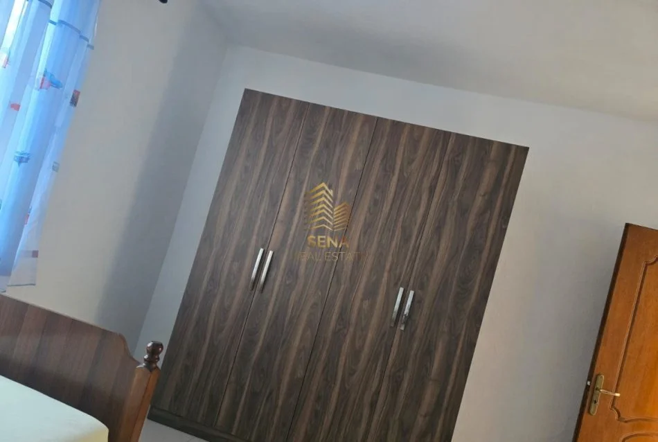 Tirane, jepet me qera apartament 2+1 Kati 1, 120 m² 400 € (Laprake)