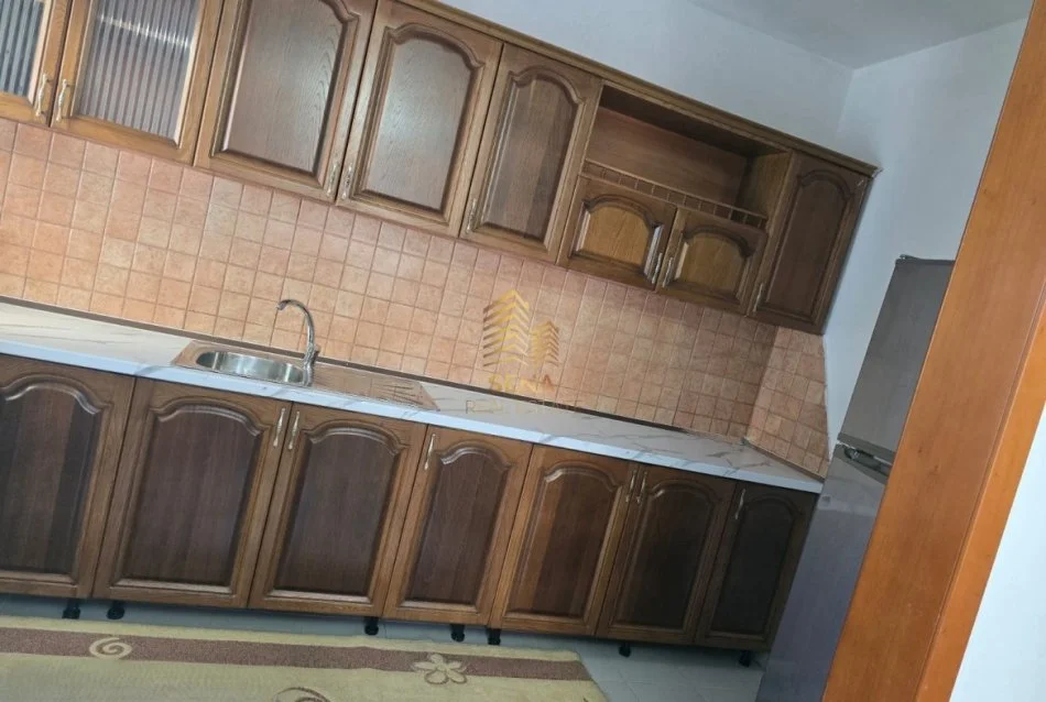 Tirane, jepet me qera apartament 2+1 Kati 1, 120 m² 400 € (Laprake)