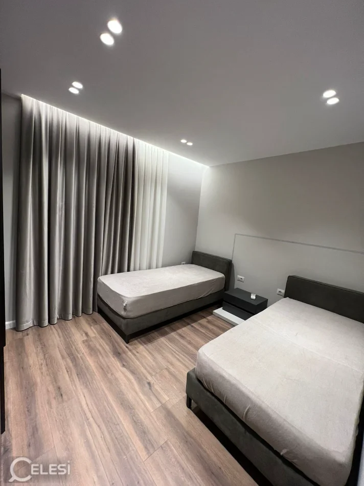Tirane, jepet me qera apartament 2+1+Ballkon Kati 7, 720 € (Pas Bar Makboro)