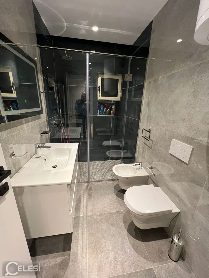 Tirane, jepet me qera apartament 2+1+Ballkon Kati 7, 720 € (Pas Bar Makboro)