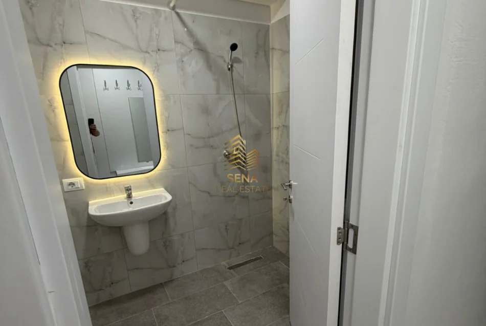 Tirane, jepet me qera apartament 1+1 Kati 3, 40 m² 420 € (Laprake, Karburant Kupola)