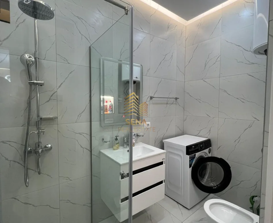 Tirane, jepet me qera apartament 1+1+Ballkon Kati 4, 70 m² 900 € (Rruga e Kosovareve)