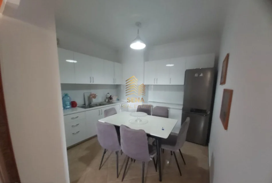 Tirane, jepet me qera apartament 2+1+Ballkon Kati 6, 90 m² 550 € (Ali Demi)