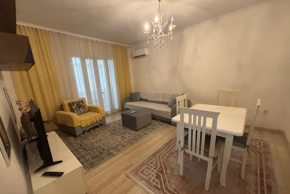 Tirane, jepet me qera apartament 3+1 Kati 3, 100 m² 800 € (Myslym Shyri)