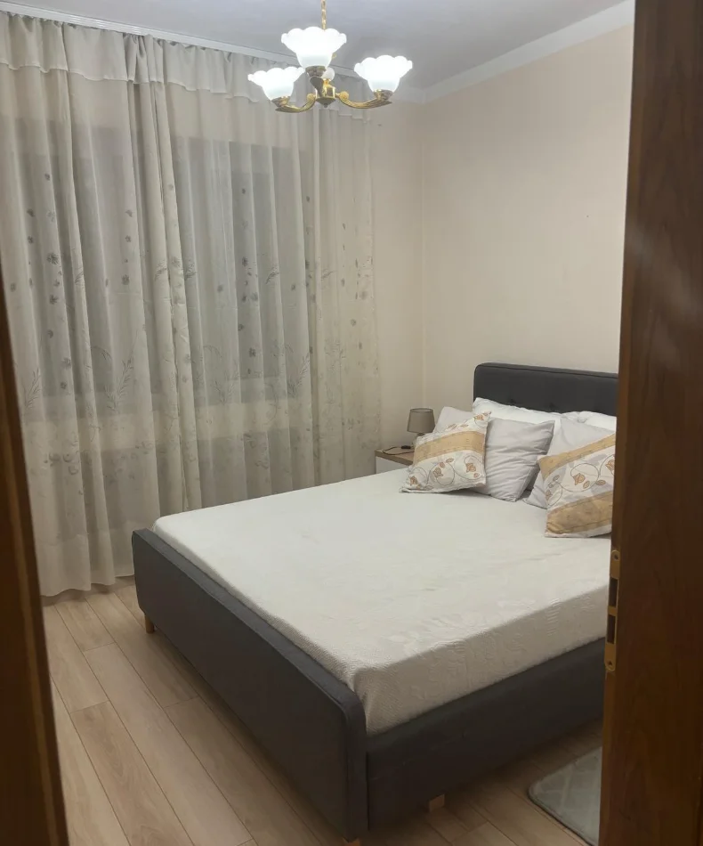 Tirane, jepet me qera apartament 3+1 Kati 3, 100 m² 800 € (Myslym Shyri)