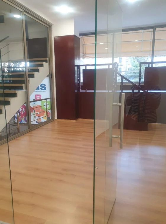 Tirane, jepet me qera ambjent biznesi Kati 1, 80 m² 900 € 