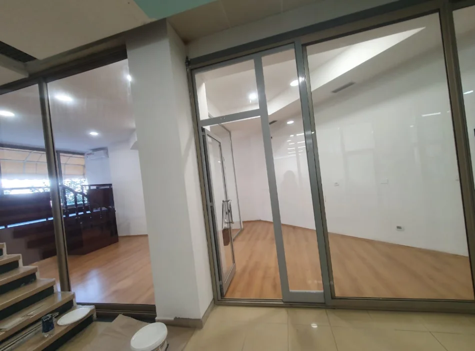 Tirane, jepet me qera ambjent biznesi Kati 1, 80 m² 900 € 