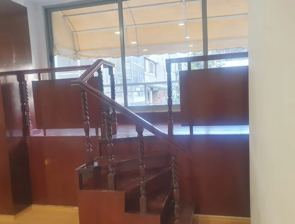 Tirane, jepet me qera ambjent biznesi Kati 1, 80 m² 900 € 
