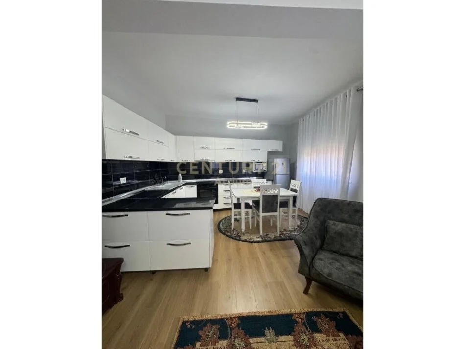 Tirane, jepet me qera apartament 3+1 Kati 2, 90 m² 550 € 