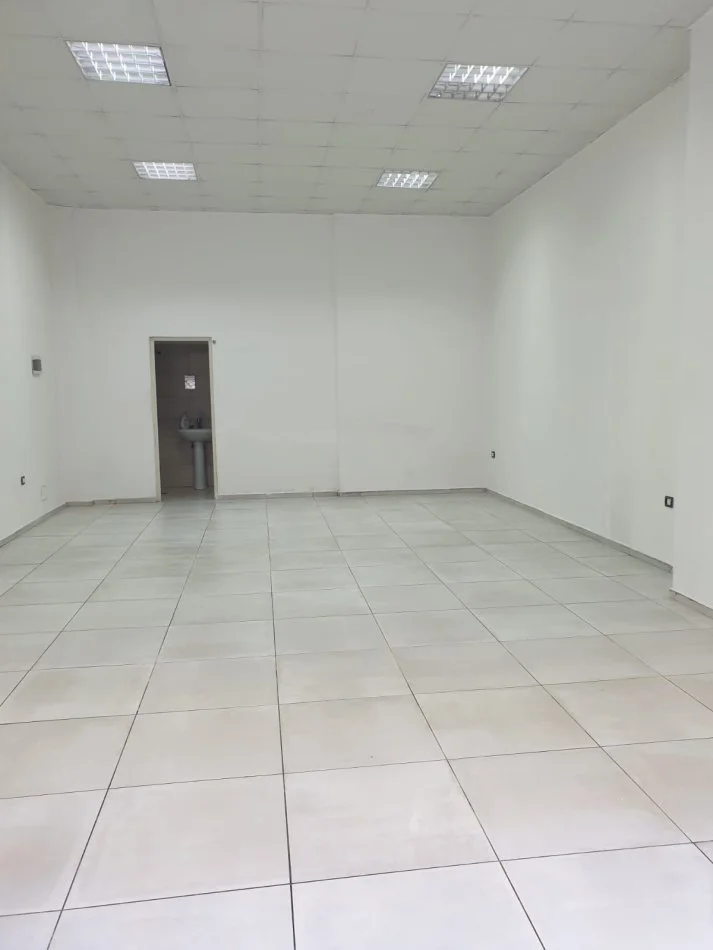 Tirane, jepet me qera dyqan Kati 0, 55 m² 450 € (Pallatet Cabej)