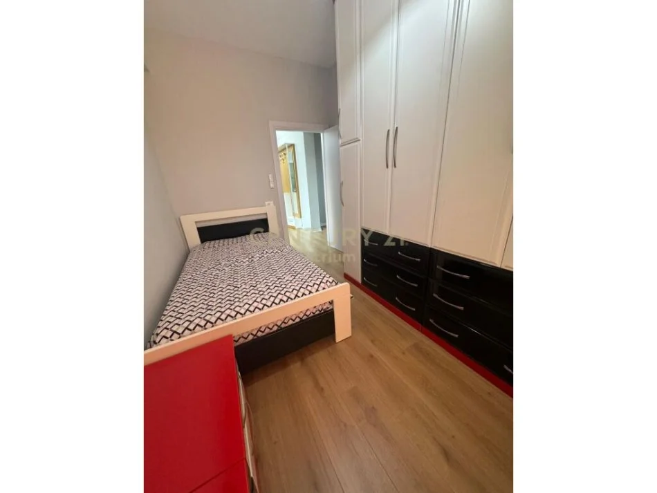 Tirane, jepet me qera apartament 3+1 Kati 2, 90 m² 550 € 