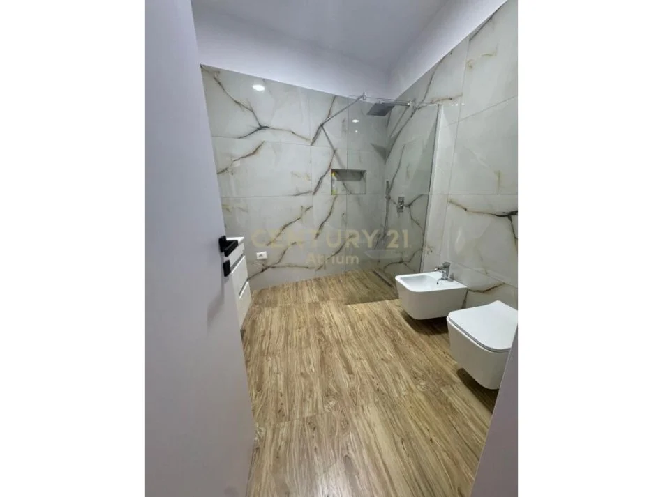 Tirane, jepet me qera apartament 3+1 Kati 2, 90 m² 550 € 