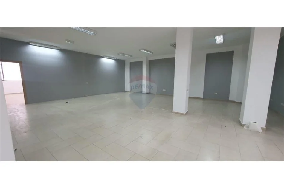 Tirane, jepet me qera apartament 4+1 Kati 1, 392 m² 3.500 € (Liceu)