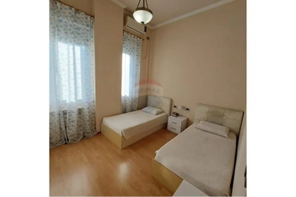 Tirane, jepet me qera apartament 2+1+Ballkon Kati 3, 110 m² 800 € (Hoxha Tahsin)
