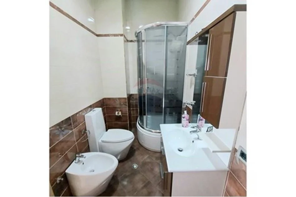 Tirane, jepet me qera apartament 2+1+Ballkon Kati 3, 110 m² 800 € (Hoxha Tahsin)