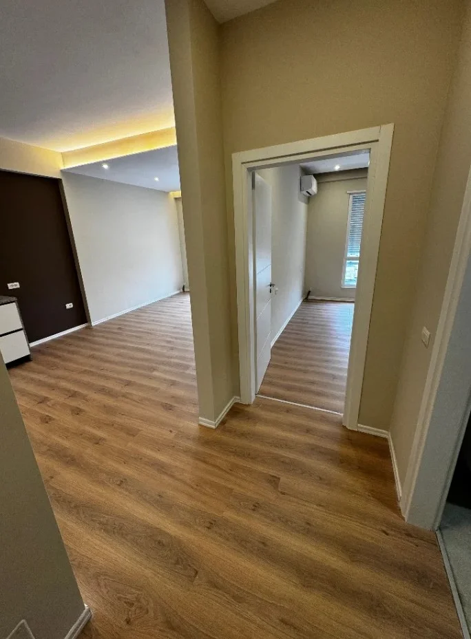 Tirane, jepet me qera ambjent biznesi Kati 6, 64 m² 500 € (brryli , ministria e jashtme)