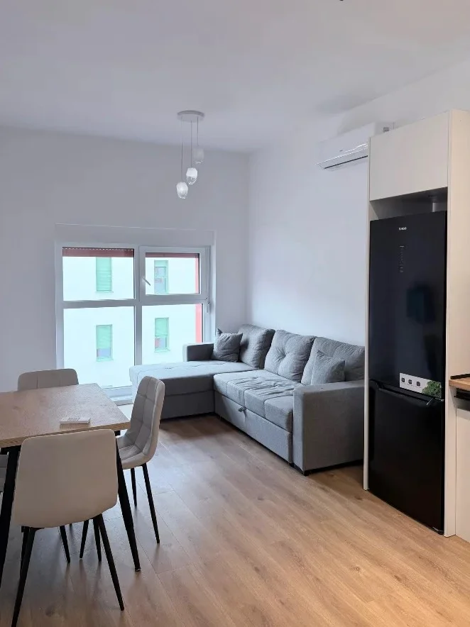 Tirane, jepet me qera apartament 1+1+Aneks+Ballkon Kati 5, 49 m² 400 € (rruga ali demi)