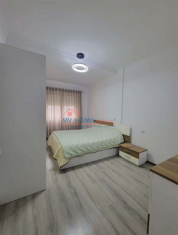 Tirane, jepet me qera apartament 1+1+Ballkon Kati 4, 75 m² 550 € (Oxhaku)