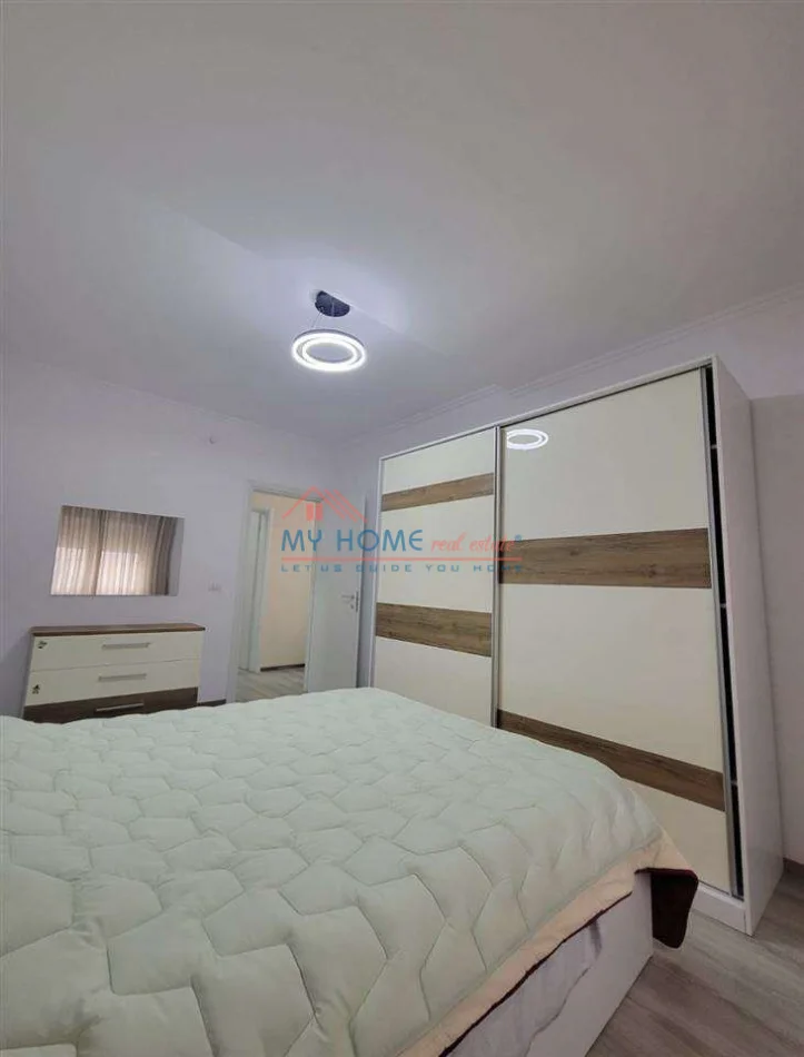 Tirane, jepet me qera apartament 1+1+Ballkon Kati 4, 75 m² 550 € (Oxhaku)