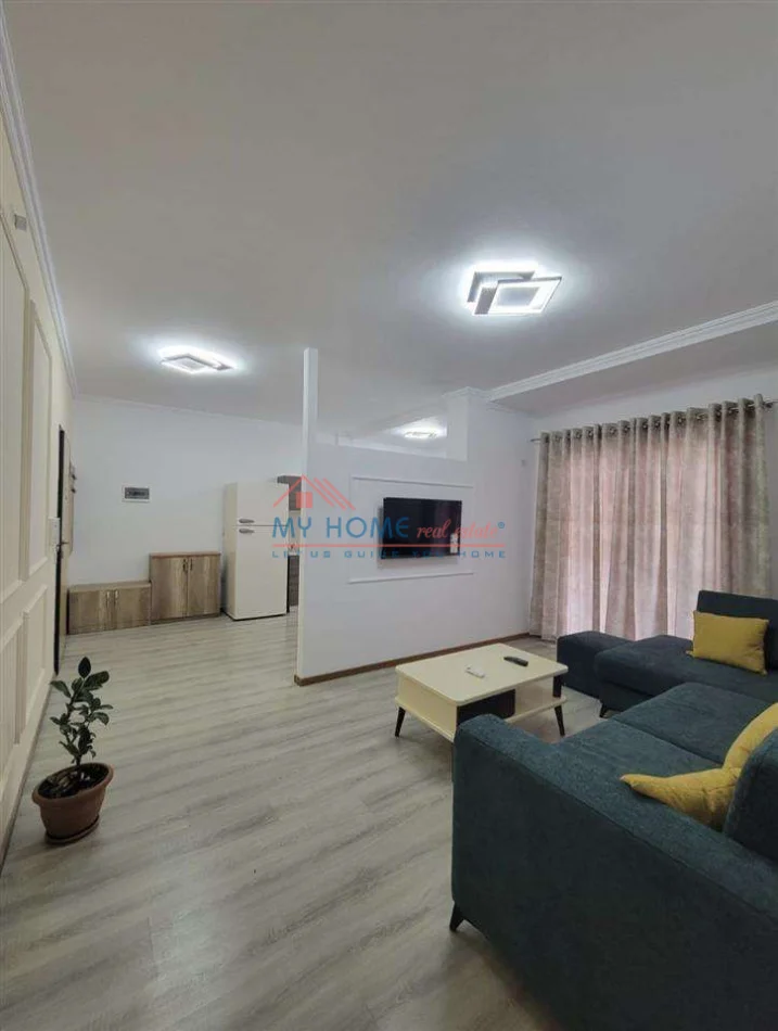 Tirane, jepet me qera apartament 1+1+Ballkon Kati 4, 75 m² 550 € (Oxhaku)