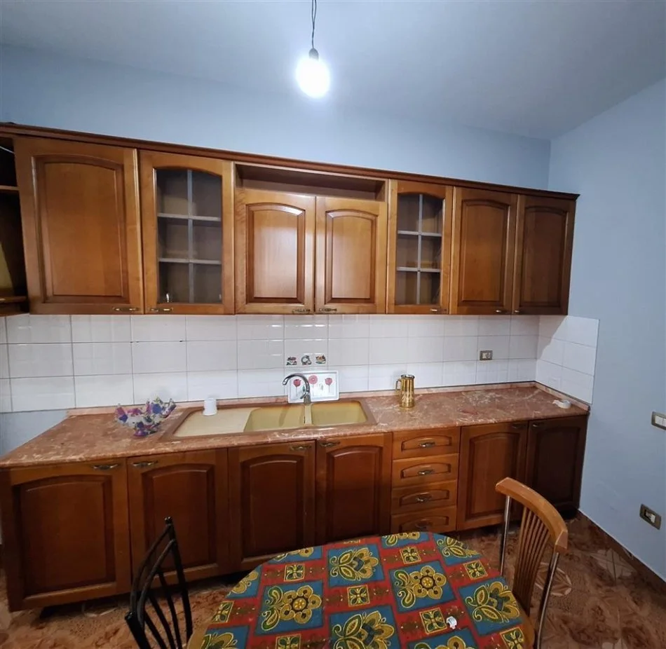 Tirane, jepet me qera Vile 2+1 Kati 1, 110 m² 450 € 