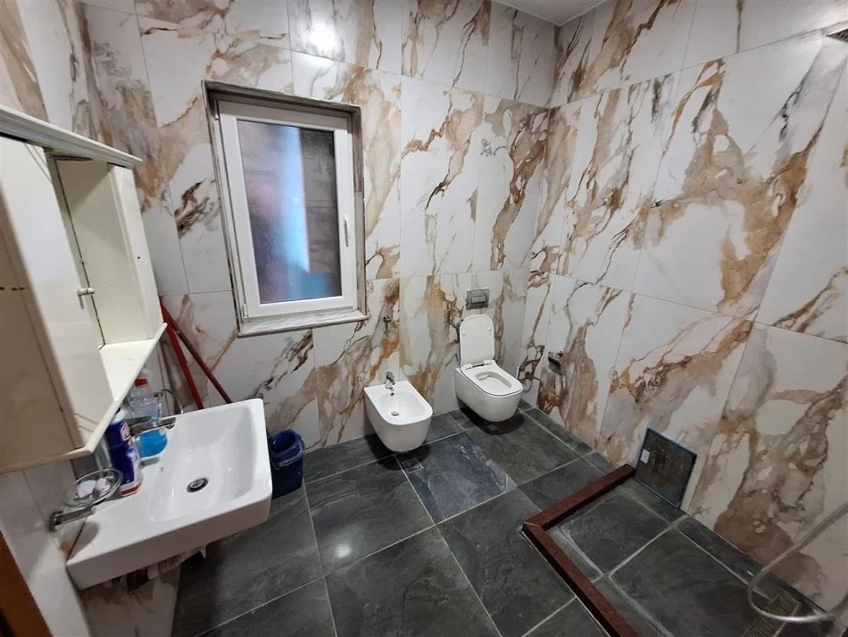 Tirane, jepet me qera Vile 2+1 Kati 1, 110 m² 450 € 