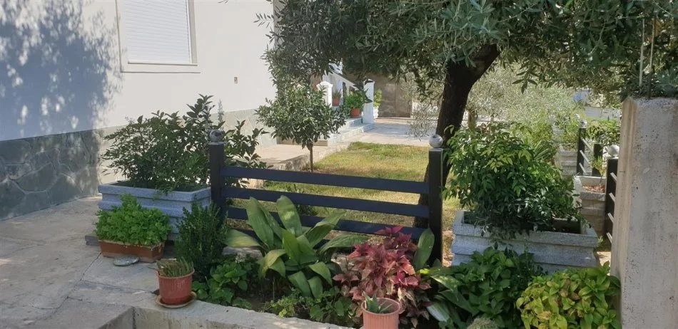 Tirane, jepet me qera shtepi 4+1+Aneks+Ballkon Kati 1, 1 m² 