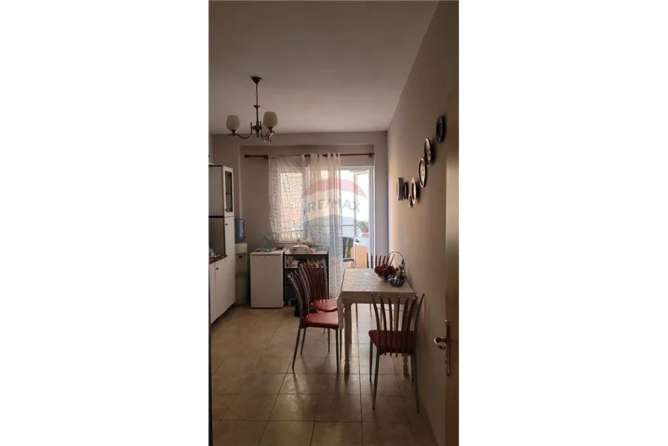 Tirane, jepet me qera apartament 2+1 , 600 € (115)