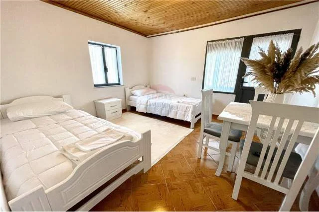 Tirane, jepet me qera apartament 3+1+A+BLK Kati 4, 219 m² 450 Euro (Rruga e Dibres)