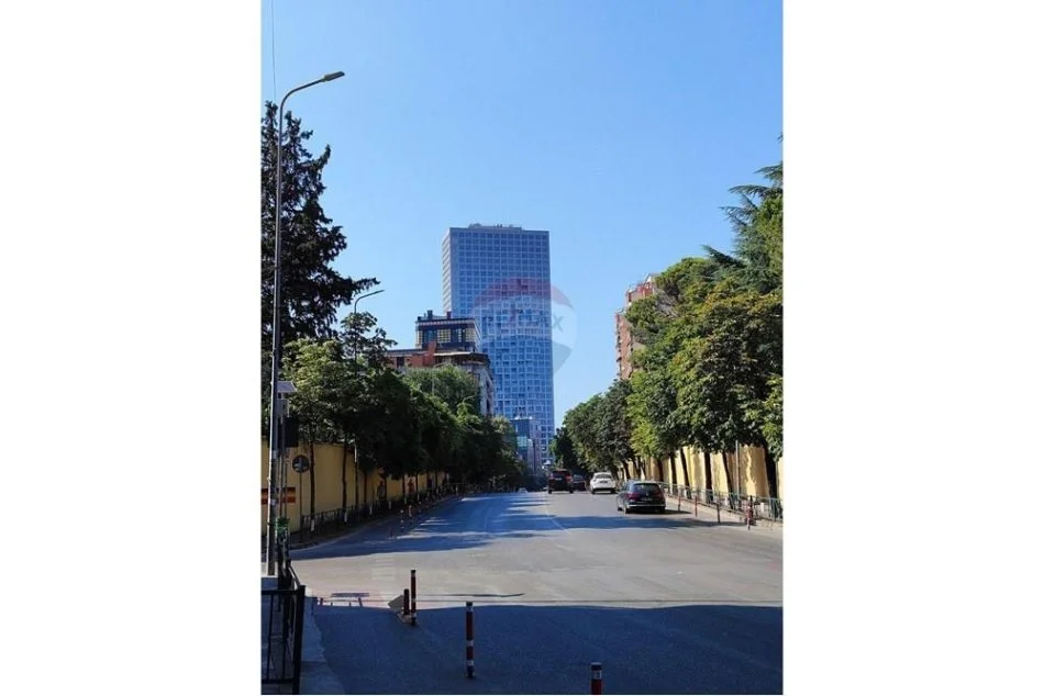 Tirane, jepet me qera apartament 2+1 , 600 € (115)