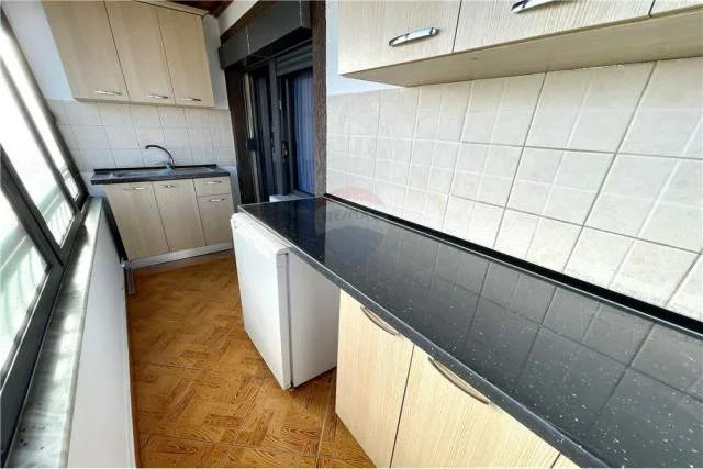 Tirane, jepet me qera apartament 3+1+A+BLK Kati 4, 219 m² 450 Euro (Rruga e Dibres)