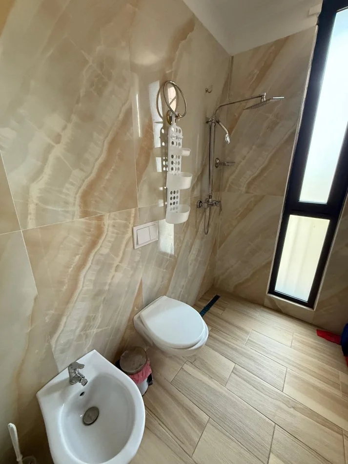 Tirane, jepet me qera apartament 1+1 Kati 8, 65 m² 650 € (parku olimpik)