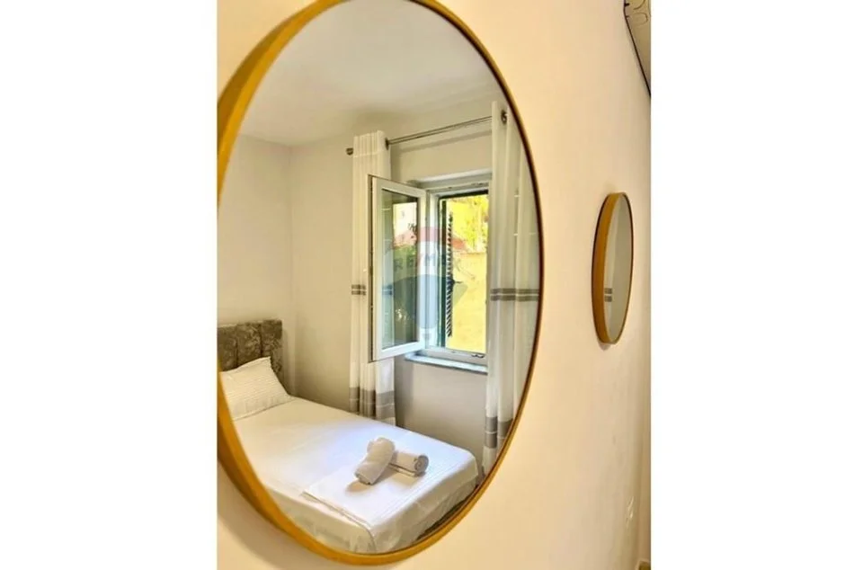 Tirane, jepet me qera apartament 2+1+Aneks+Ballkon Kati 1, 680 € 