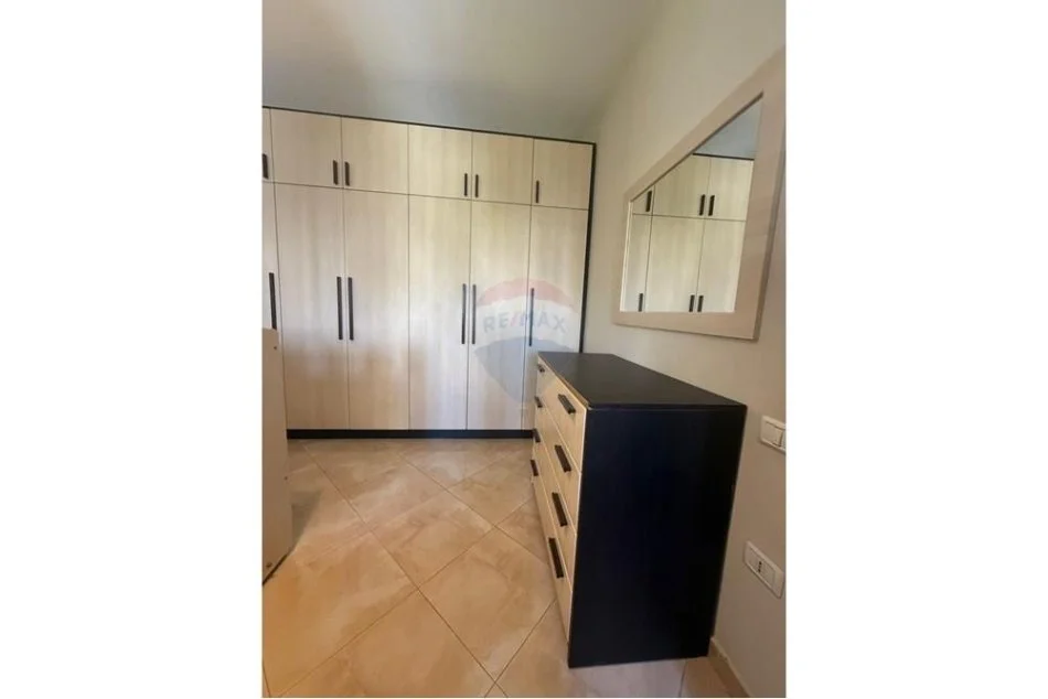 Tirane, jepet me qera apartament 1+1+Aneks+Ballkon Kati 3, 65 m² 430 € (Vila L)