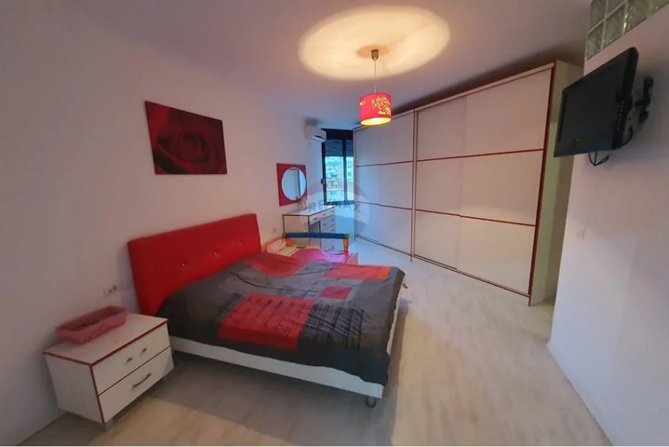 Tirane, jepet me qera apartament 3+1+Aneks+Ballkon Kati 5, 152 m² 700 € (Rruga Bill Klinton)