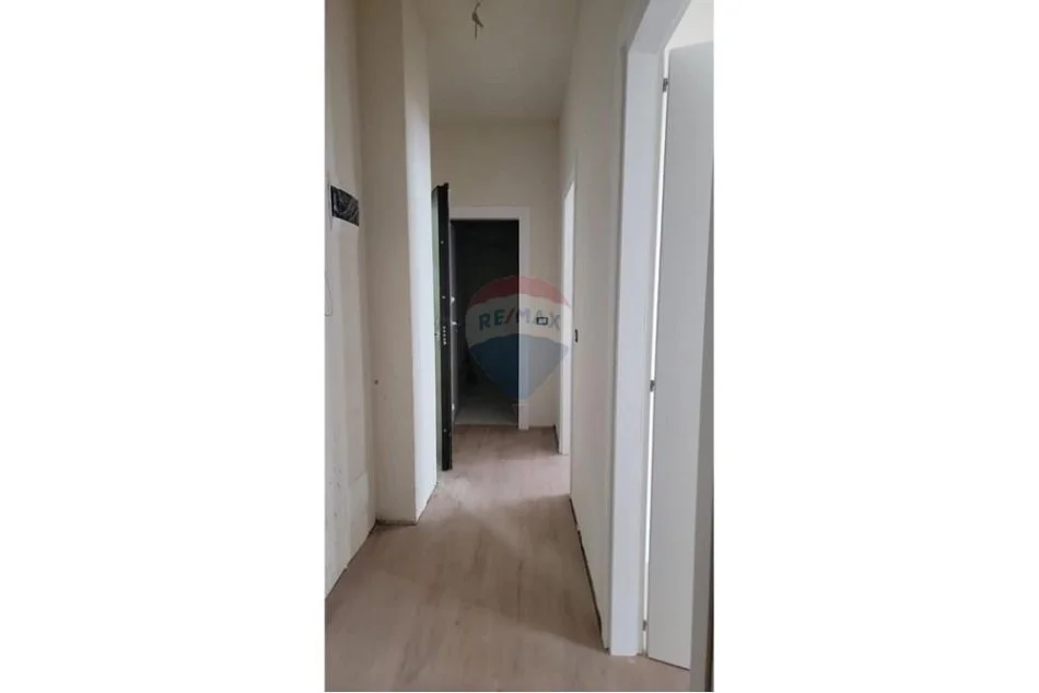 Tirane, jepet me qera apartament 1+1+Ballkon Kati 3, 65 m² 500 € (Komuna e Parisit)