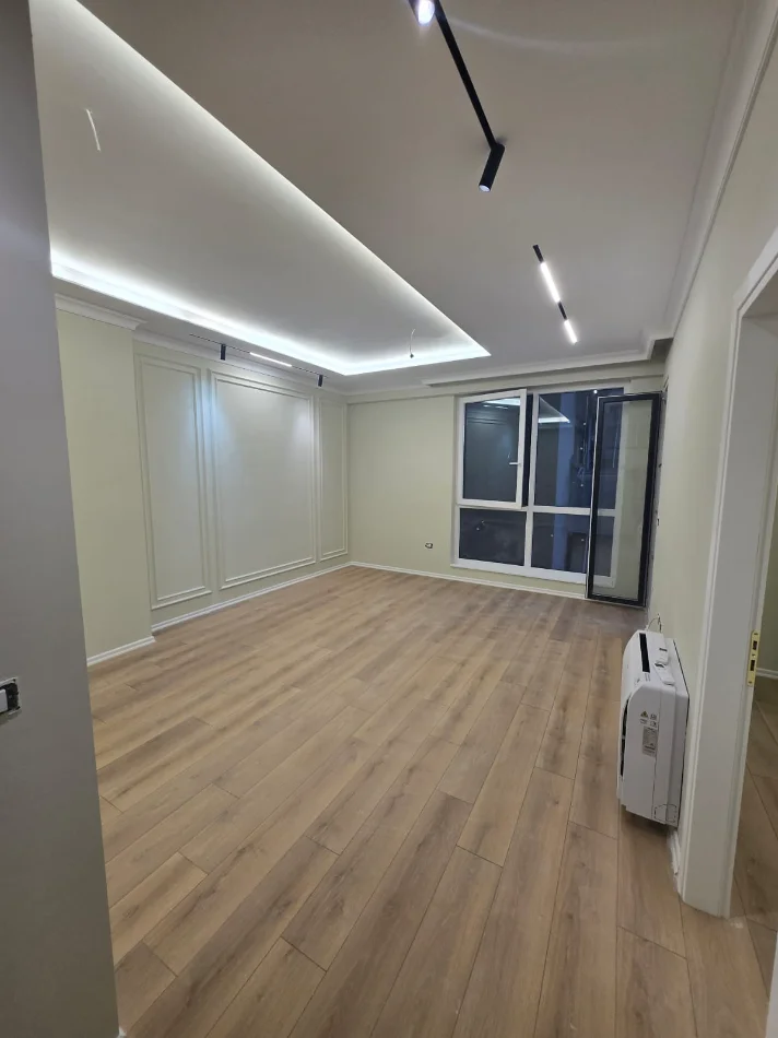 Tirane, jepet me qera zyre Kati 2, 67 m² 600 € (KOMUNA E PARISIT)