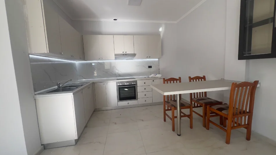 Tirane, jepet me qera apartament 1+1 Kati 1, 62 m² 350 € (DON BOSKO , Prane Xhamise)