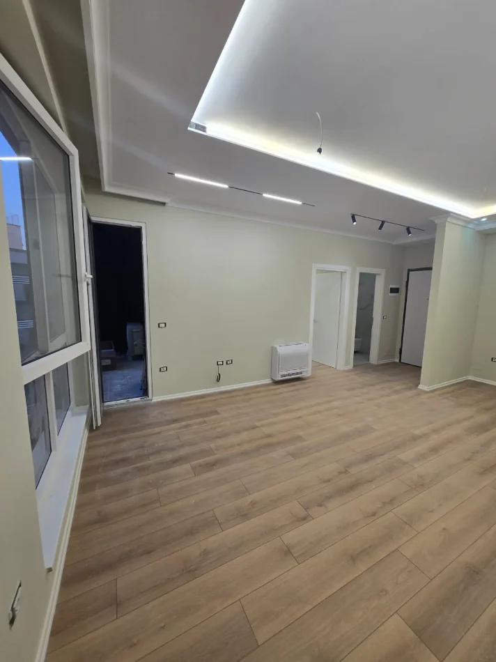 Tirane, jepet me qera zyre Kati 2, 67 m² 600 € (KOMUNA E PARISIT)