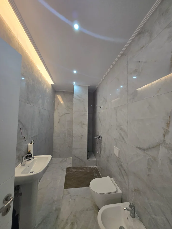 Tirane, jepet me qera zyre Kati 2, 67 m² 600 € (KOMUNA E PARISIT)