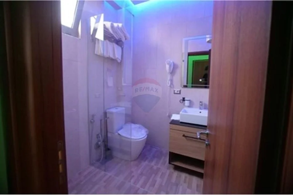 Tirane, jepet me qera apartament 1+1 Kati 3, 64 m² 600 € (Rruga e Barrikadave)