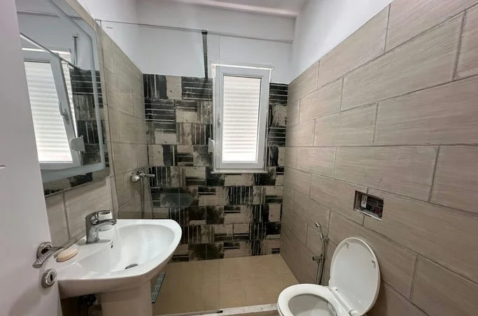 Tirane, jepet me qera apartament 1+1+Ballkon , 70 m² (Rruga "Hasan Vogli")