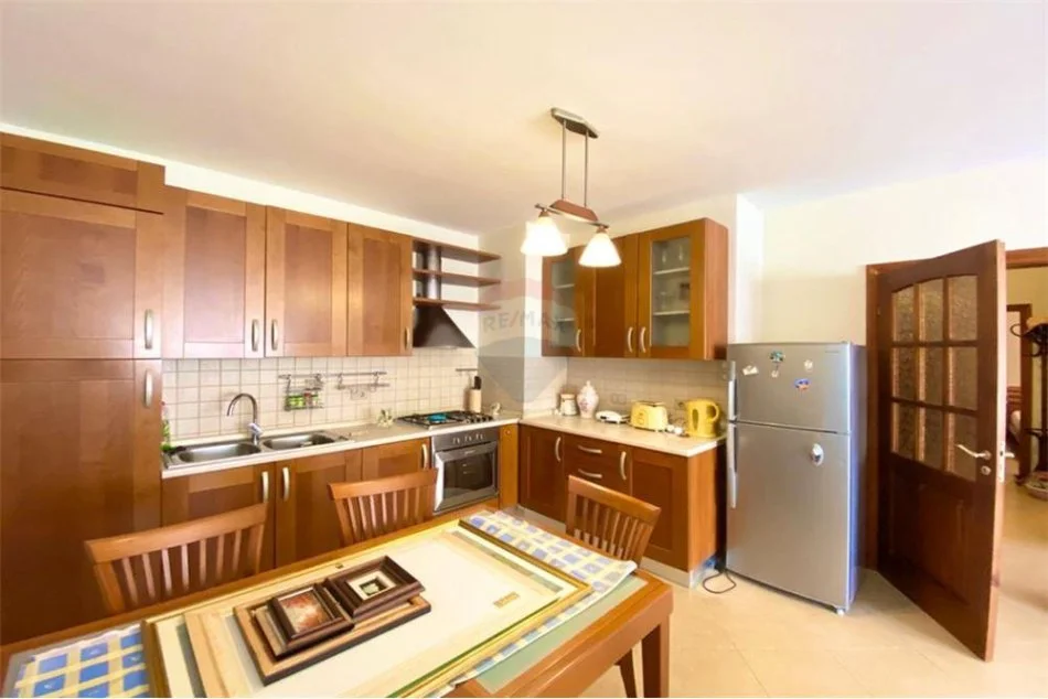 Tirane, jepet me qera apartament 2+1+Ballkon Kati 6, 87 m² 650 € (Ymer Kurti, shkolla Petro Nini Luarasi)