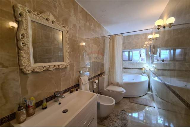 Tirane, jepet me qera apartament 2+1+BLK Kati 5, 93 m² 450 Euro (MYSLYM SHYRI)