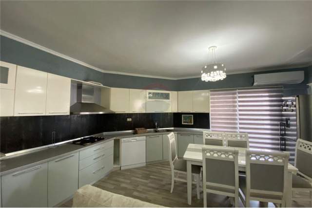 Tirane, jepet me qera apartament 2+1+BLK Kati 4, 95 m² 500 Euro (Komuna Parisit)