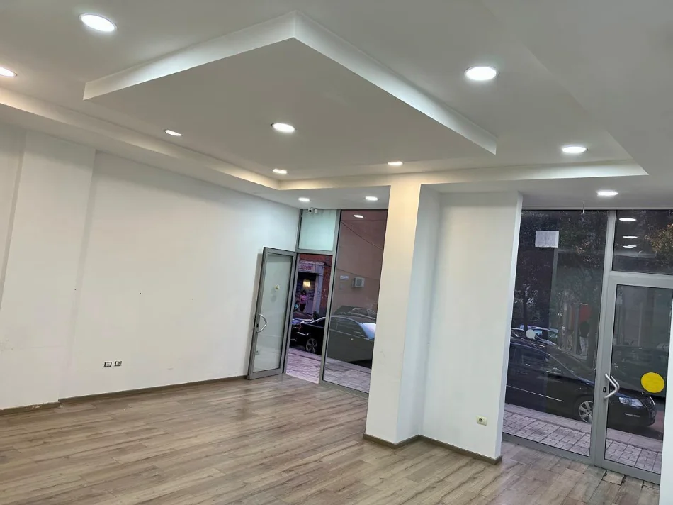Tirane, jepet me qera dyqan Kati 0, 70 m² 1.200 € (MINE PEZA)