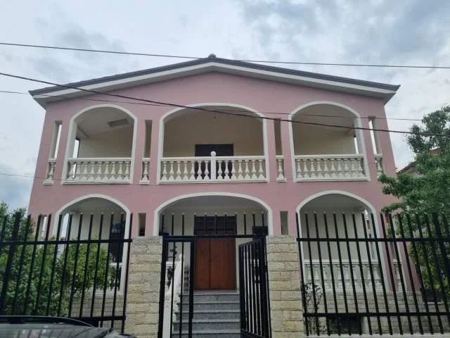 Tirane, shitet shtepi 3+1 Kati 0, 500 m² 450.000 Euro (Prane Pallatit te Brigadave)